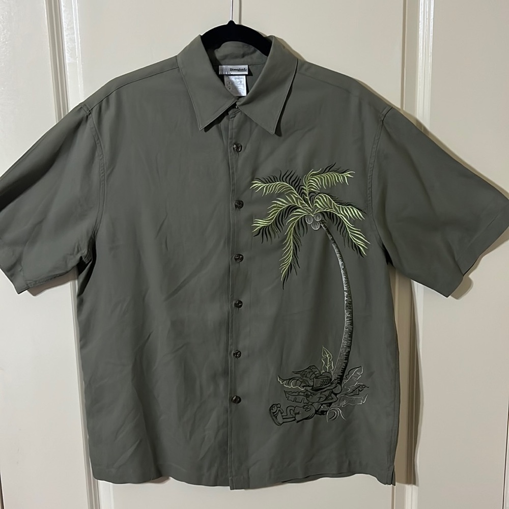 Disneyland resort short Medium size with a beautiful embroidery of Mickey Mouse